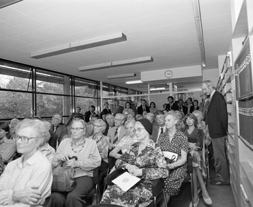 882041 Afbeelding van het publiek tijdens de opening van de tentoonstelling De Stad ten Baat.... , in het gebouw van ...